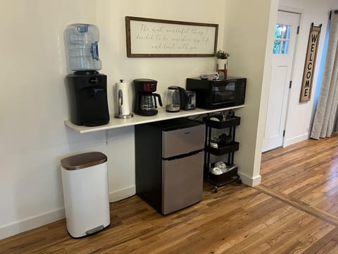 Coffee area (No kitchen)