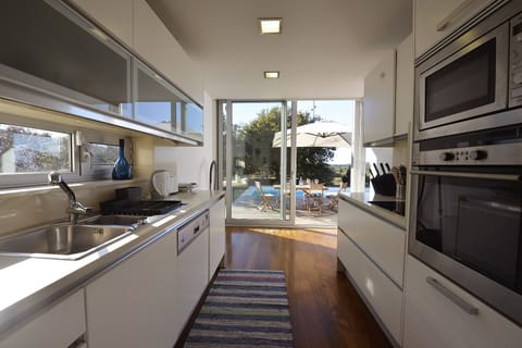 Fully fitted kitchen