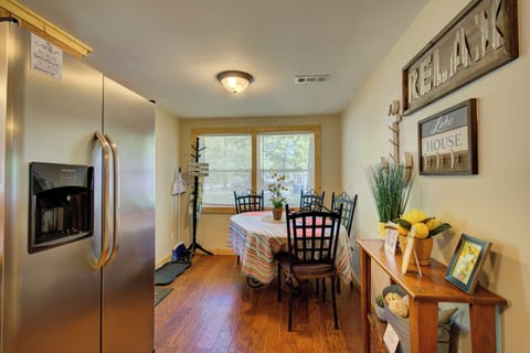 Dining area. Only 4 chairs available. Additional stools for seats at counter.