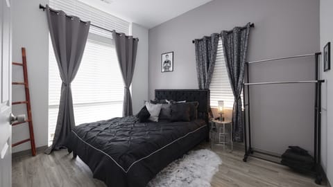 Jailhouse Rock Room! Queen bed..