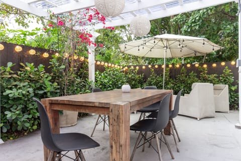 OUTDOOR DINNING AREA
