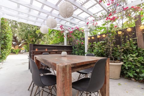 OUTDOOR DINNING AREA
