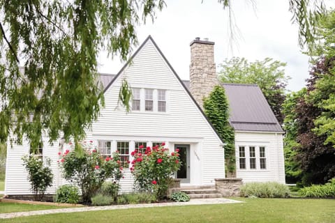 Willow Farmhouse: Charming waterfront retreat with vineyard views, and sunsets.