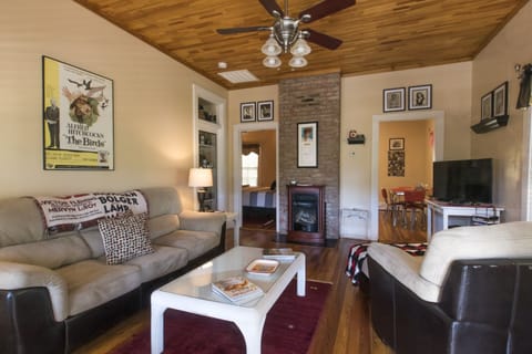 Calhoun-movie-living-1