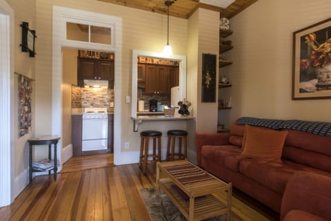 Calhoun-orient-living-2