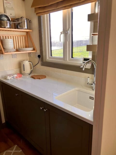 Hut Kitchenette granite worktop