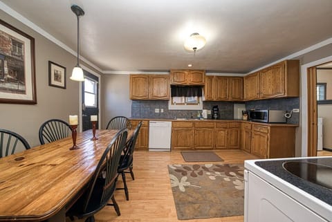 Kitchen & Dining Area- Seats 6