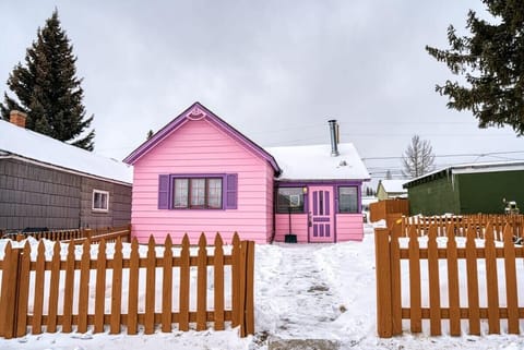 【Pink Victorian】 Downtown Leadville block, two blocks off Harrison Ave.