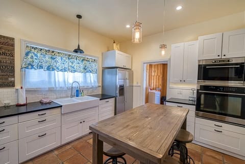 Kitchen & Breakfast Table
