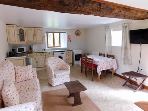 Open plan living, kitchen and dining area.