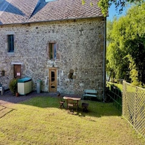 garden view of the front of the 
cottage
