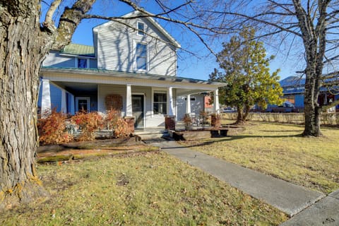 Damascus Vacation Rental | 2BR | 1BA | Stairs Required | 1,200 Sq Ft
