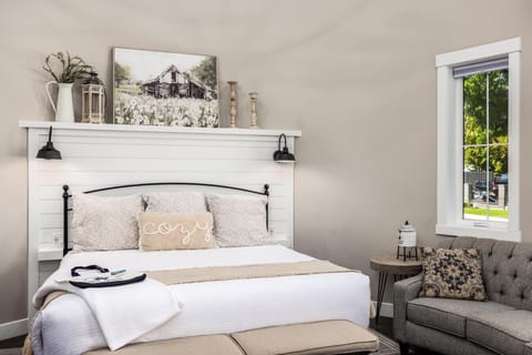Cozy King Bed charming farmhouse décor details