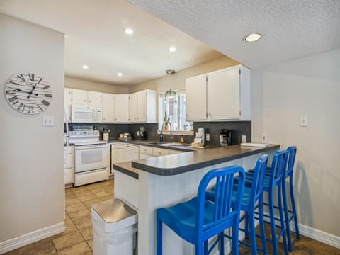 Full Kitchen - Breakfast Bar, Seating For 4 - First Level