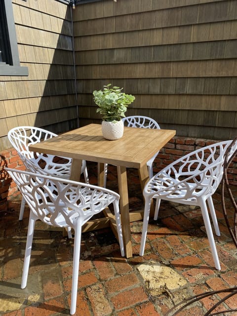 Outdoor dining for 4