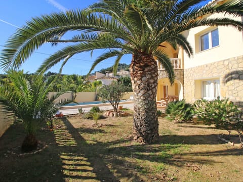 Water, Building, Sky, Cloud, Daytime, Property, Plant, Light, Nature, Green
