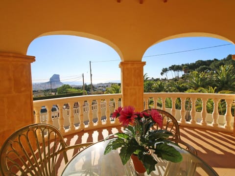 Water, Building, Sky, Cloud, Daytime, Property, Plant, Light, Nature, Green