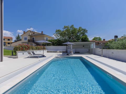 Sky, Water, Plant, Property, Building, Swimming Pool, Azure, Shade, Leisure, Tree