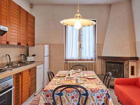 Water, Sky, Cloud, Swimming Pool, Building, Tree, Aqua, Leisure, Resort Town, Plant