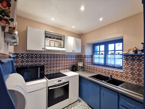 Cabinetry, Countertop, Property, Kitchen, Kitchen Stove, Kitchen Sink, Interior Design, Sink, Lighting, Home Appliance