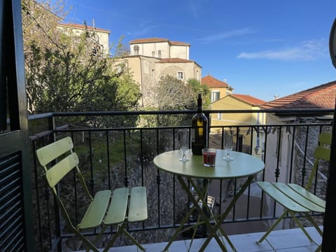 Sky, Property, Building, Chair, Table, Plant, Architecture, Interior Design, Outdoor Table, Flowerpot