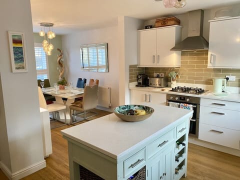 LARGE DINING KITCHEN WITH CENTRAL ISLAND, ALL MOD CONS