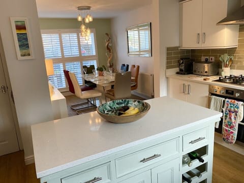 LARGE DINING KITCHEN WITH CENTRAL ISLAND, ALL MOD CONS