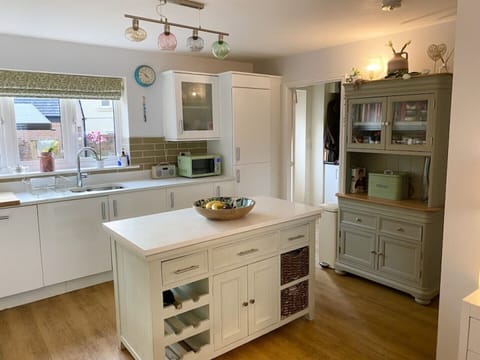 LARGE DINING KITCHEN WITH CENTRAL ISLAND, ALL MOD CONS