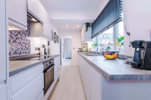 The kitchen benefits from all the essentials for a short or long stay.