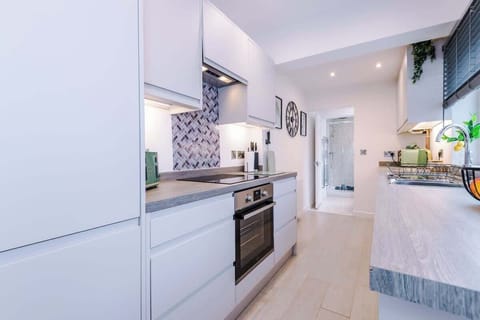 The kitchen benefits from all the essentials for a short or long stay.