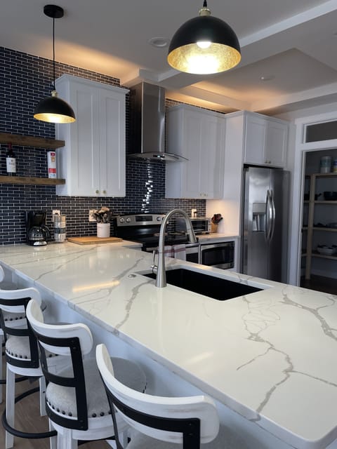 Modern, fully furnished kitchen with all cookware, storage & serviceware