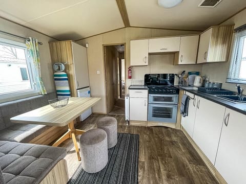 Treat your family to a last-minute staycation at Parkdean Resorts Southview Holiday Park Skegness, where caravan holidays in Lincolnshire come with dog-friendly options and cosy kitchen areas.