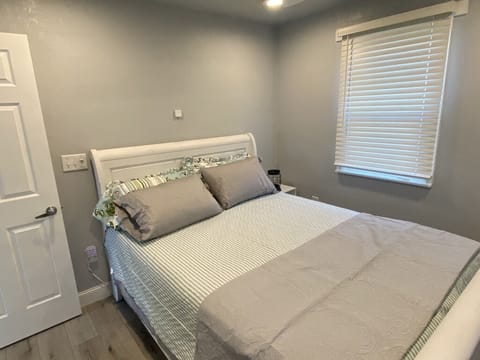 Comfortable bed with cozy bedding (1)