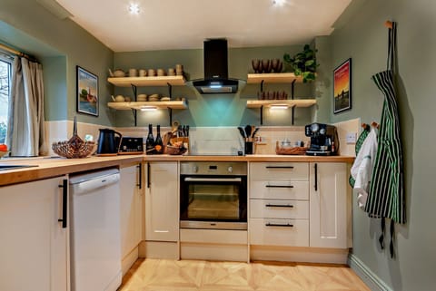 Holly Cottage Kitchen - StayCotswold