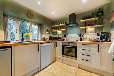 Holly Cottage Kitchen - StayCotswold