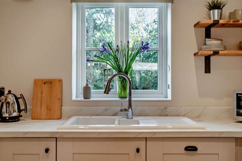 Cedar Cottage Kitchen - StayCotswold