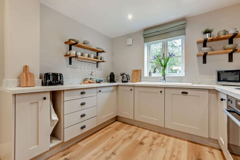 Cedar Cottage Kitchen - StayCotswold