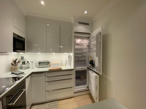 Kitchen: fridge / freezer, microwave