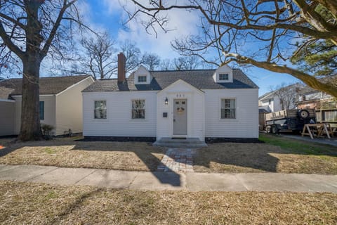 Cozy cottage in quiet, safe neighborhood