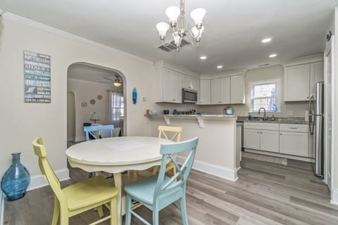 Comfortable dining with breakfast bar