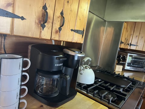 Fully appointed kitchen. Convection/airfryer/toaster, microwave, gas range/oven