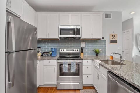Full Kitchen - Electric Stove, Microwave, Dishwasher, Fridge, Fully Equipped, Granite Countertops