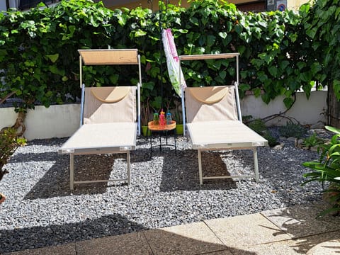 I lettini prendisole in giardino
