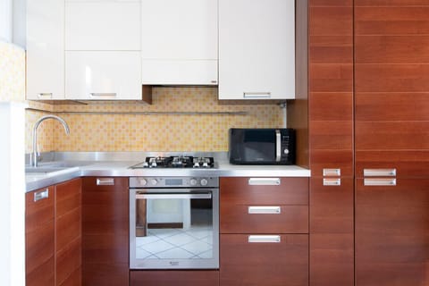 Kitchen Apartment TERRAZZA D'A...MARE-Solo Affitti Brevi Microwave, oven, refrigerator, stove