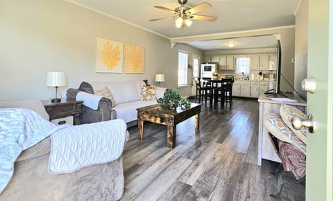 Did you know, you can save a ton by staying over 30 days. Ask us how! Check in to this super sweet and fully stocked home.. Simple access with smart lock. Relax! We've got you covered. High speed internet, commute friendly and convenient to shopping