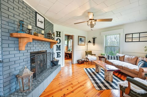 Gilbertsville Vacation Rental | 2BR | 2BA | 1,500 Sq Ft | Stairs Required