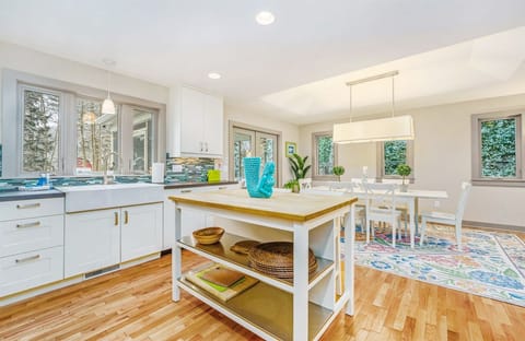 Kitchen has everything you would need for a meal at home