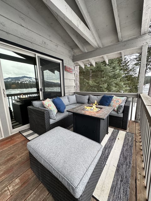 Deck with seating and fire table