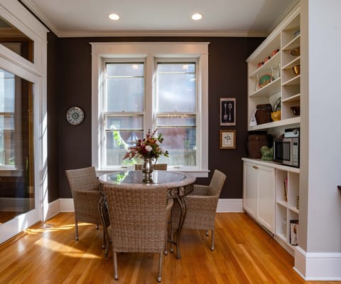 Eat-in kitchen/breakfast table.