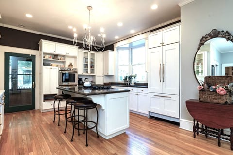 Huge, well stocked kitchen: perfect for entertaining and cooking together!